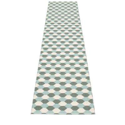 Pappelina Dana Kunststoffteppich in 70x335 cm mit geometrischem Muster in Grün, Weiß und Türkis.